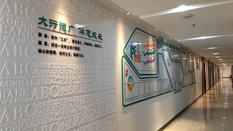 相较于高价庆典策划，低价庆典策划在以下几个方面存在潜在风险：